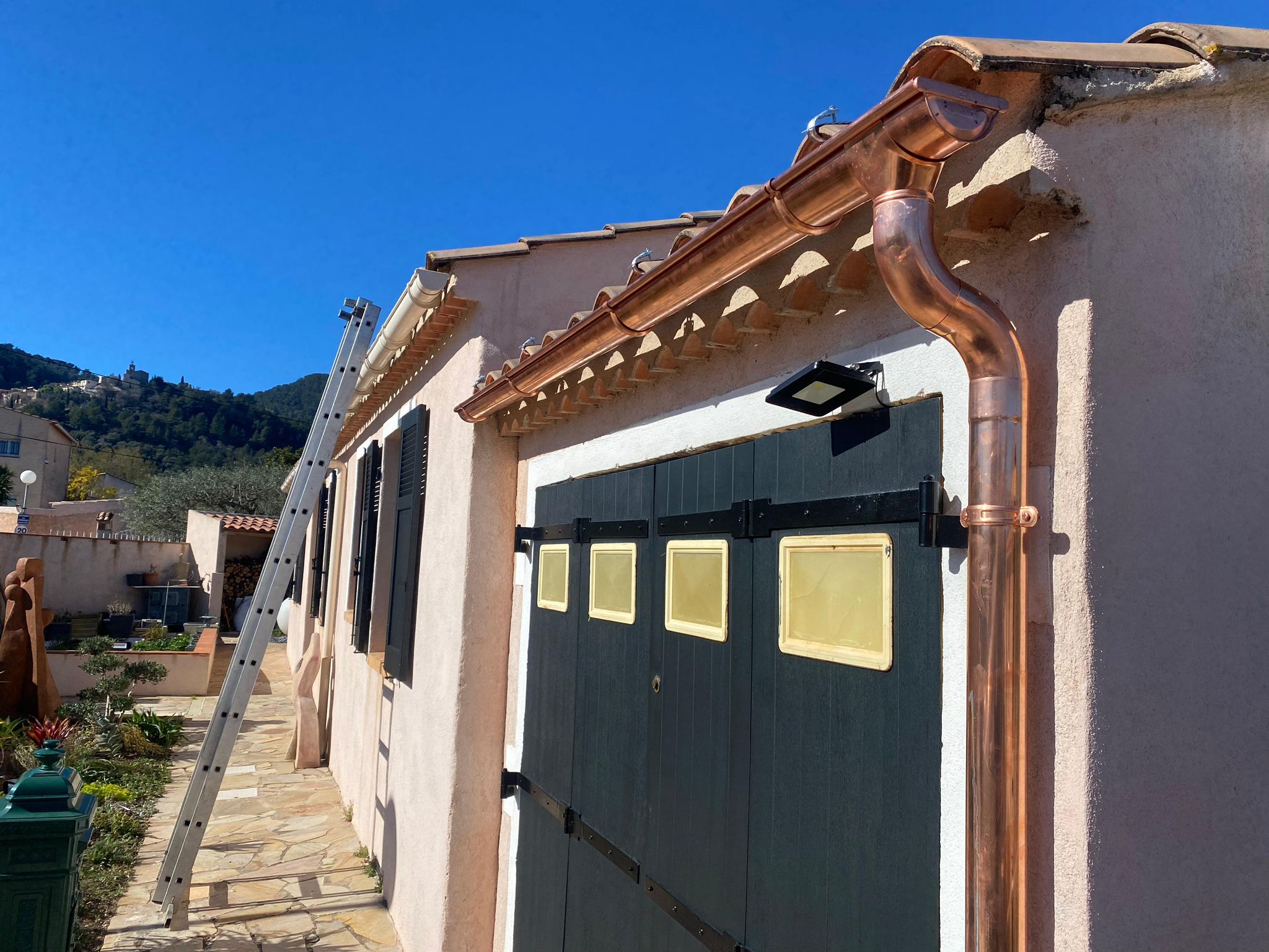 Pose de gouttières zinc